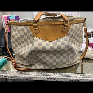 Louis Vuitton authentic purse called Siracusa